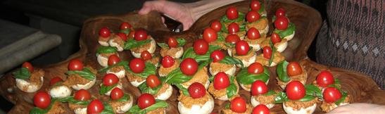 Ce sont des petits champignons garnis d'une excellente crème de noisette, tomates, basilic.hamburgers, come