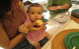 Ah!Non cette pêche que maman allait manger, elle est pour moi pensa Rose en tirant le bras de sa maman qui tenait cette pêche jusqu'à sa bouche.